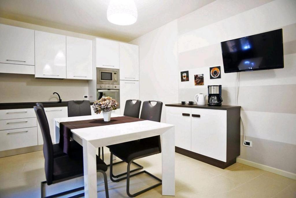 לוברה Ventuno - Modern Apartment - Country & Lake מראה חיצוני תמונה