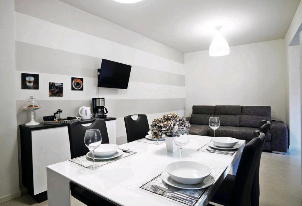 לוברה Ventuno - Modern Apartment - Country & Lake מראה חיצוני תמונה